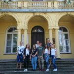 Od lewej: Rafał Smolarczyk; Aleksandra Woś; Ilona Szachniewicz; Adam Czerkawski; Weronika Kowalczyk; Julia Paszowska. Z tyłu: Karolina Krajewska-Brelska; Teresa Pasowska, dyrektor szkoły / Daniel Lenart / Radio Kielce