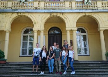 Od lewej: Rafał Smolarczyk; Aleksandra Woś; Ilona Szachniewicz; Adam Czerkawski; Weronika Kowalczyk; Julia Paszowska. Z tyłu: Karolina Krajewska-Brelska; Teresa Pasowska, dyrektor szkoły / Daniel Lenart / Radio Kielce