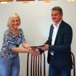 Przekazanie rządowej dotacji dla UJK. Na zdjęciu (od lewej): Renata Janik - doradca wicepremiera Jarosława Gowina i rektor Jacek Semaniak / Daniel Lenart / Radio Kielce