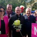 Kielce. „Marsz Życia i Nadziei”. Na zdjęciu (od lewej): Agata Binkowska - członek zarządu województwa świętokrzyskiego, Grzegorz Gałuszka - radny sejmiku województwa świętokrzyskiego, Marcin Pasiarski - kierownik Kliniki Hematologii i Transplantacji Szpiku w Świętokrzyskim Centrum Onkologicznym, Stanisław Góźdź - dyrektor Świętokrzyskiego Centrum Onkologicznego / Iwona Murawska / Radio Kielce