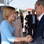 Obchody jubileuszu 60-lecia GKS Rudki. Wręczenie odznaczeń zasłużonym działaczom GKS Rudki. Z lewej: Anna Krupka - poseł PiS i Andrzej Gąsior - wójt Nowej Słupi / Agata Sałata