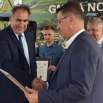 Obchody jubileuszu 60-lecia GKS Rudki. Z lewej: Janusz Knap - prezes Radia Kielce i Grzegorz Gąsior - prezes GKS Rudki / Agata Sałata