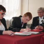 04.04.2016. Uczniów pierwszych klas Zespołu Szkół Transportowo-Mechatronicznych w Skarżysku-Kamiennej podpisało umowy stypendialne Zakładem Linii Kolejowych PKP PLK / Krzysztof Żołądek / Radio Kielce