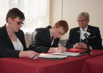 04.04.2016. Uczniów pierwszych klas Zespołu Szkół Transportowo-Mechatronicznych w Skarżysku-Kamiennej podpisało umowy stypendialne Zakładem Linii Kolejowych PKP PLK / Krzysztof Żołądek / Radio Kielce