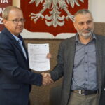 Podpisanie umowy na wykonanie kanalizacji w gminie Nowa Słupia. Od lewej: Andrzej Gąsior - wójt Nowej Słupi i Robert Krakowski - prezes firmy Budomont / Mateusz Kaczmarczyk / Radio Kielce