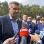 Bogdan Wenta, eurodeputowany Platformy Obywatelskiej, a także kandydat na prezydenta Kielc zaprezentował kolejny punkt swojego programu wyborczego. Na pierwszym planie: Bogdan Wenta / Michał Kita / Radio Kielce