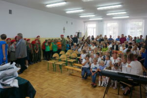Otwarcie nowej pracowni komputerowej w Szkole Podstawowej nr 1 w Chrustach / Mateusz Kaczmarczyk / Radio Kielce