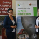 Kampania informacyjna dotycząca rządowego programu „Czyste Powietrze”. Na zdjęciu (od lewej): Barbara Czerwińska - prowadząca spotkanie i Joanna Rzepka - kandydatka PiS do rady powiatu kieleckiego / Michał Kita / Radio Kielce