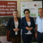 Kampania informacyjna dotycząca rządowego programu „Czyste Powietrze”. Na zdjęciu (od lewej): Joanna Rzepka - kandydatka PiS do rady powiatu kieleckiego, Barbara Czerwińska - prowadząca spotkanie i Andrzej Gąsior - wójt Nowej Słupi / Michał Kita / Radio Kielce