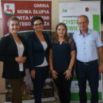 Kampania informacyjna dotycząca rządowego programu „Czyste Powietrze”. Na zdjęciu (od lewej): Joanna Rzepka - kandydatka PiS do rady powiatu kieleckiego, Barbara Czerwińska - prowadząca spotkanie, Anna Rospond - Wojewódzki Inspektorat Ochrony Środowiska w Kielcach i Andrzej Gąsior - wójt Nowej Słupi / Michał Kita / Radio Kielce