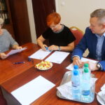 Podpisanie umowy o współpracy MPK z Niepublicznym Technikum Zawodowym Awans w Kielcach. Od lewej: Elżbieta Śreniawska - prezes MPK, Aldona Miszczyk - dyrektor placówki i Krzysztof Śliwa, wicedyrektor szkoły / Wiktor Dziarmaga / Radio Kielce