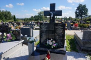 Dębno. Cmentarz na którym pochowanych jest 21 mieszkańców rozstrzelanych przez Niemców w 1943 roku / Marcin Różyc / Radio Kielce