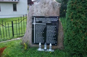 Wola Szczygiełkowa. Pomnik upamiętniający 21 mieszkańców rozstrzelanych przez Niemców w 1943 roku / Marcin Różyc / Radio Kielce