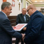 Podsumowanie organizacji Mistrzostw Świata Kobiet do lat 18 w Piłce Ręcznej Polska 2018. Pamiątkowe dyplomy wręczali prezydent Kielc Wojciech Lubawski (z lewej) i prezes ZPRP Andrzej Kraśnicki / Wiktor Dziarmaga / Radio Kielce