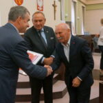 Podsumowanie organizacji Mistrzostw Świata Kobiet do lat 18 w Piłce Ręcznej Polska 2018. Pamiątkowe dyplomy wręczali prezydent Kielc Wojciech Lubawski (z lewej) i prezes ZPRP Andrzej Kraśnicki / Wiktor Dziarmaga / Radio Kielce