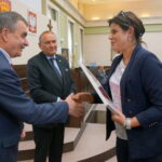 Podsumowanie organizacji Mistrzostw Świata Kobiet do lat 18 w Piłce Ręcznej Polska 2018. Pamiątkowe dyplomy wręczali prezydent Kielc Wojciech Lubawski (z lewej) i prezes ZPRP Andrzej Kraśnicki / Wiktor Dziarmaga / Radio Kielce