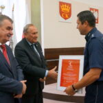 Podsumowanie organizacji Mistrzostw Świata Kobiet do lat 18 w Piłce Ręcznej Polska 2018. Pamiątkowe dyplomy wręczali prezydent Kielc Wojciech Lubawski (z lewej) i prezes ZPRP Andrzej Kraśnicki / Wiktor Dziarmaga / Radio Kielce