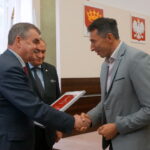 Podsumowanie organizacji Mistrzostw Świata Kobiet do lat 18 w Piłce Ręcznej Polska 2018. Pamiątkowe dyplomy wręczali prezydent Kielc Wojciech Lubawski (z lewej) i prezes ZPRP Andrzej Kraśnicki. Wyróżnienie odbiera Sławomir Szmal / Wiktor Dziarmaga / Radio Kielce