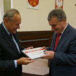 Podsumowanie organizacji Mistrzostw Świata Kobiet do lat 18 w Piłce Ręcznej Polska 2018. Wyróżnienie dla miasta Kielce wręcza prezydentowi Wojciechowi Lubawskiemu (z prawej) prezes ZPRP Andrzej Kraśnicki / Wiktor Dziarmaga / Radio Kielce