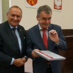 Podsumowanie organizacji Mistrzostw Świata Kobiet do lat 18 w Piłce Ręcznej Polska 2018. Wyróżnienie dla miasta Kielce wręcza prezydentowi Wojciechowi Lubawskiemu (z prawej) prezes ZPRP Andrzej Kraśnicki / Wiktor Dziarmaga / Radio Kielce