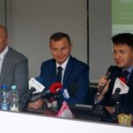 Program "Czyste Powietrze". Na zdjęciu (od lewej): Grzegorz Socha - Zastępca Prezes Zarządu Wojewódzkiego Funduszu Ochrony Środowiska i Gospodarki Wodnej w Kielcach, Ryszard Gliwiński - Prezes Zarządu Wojewódzkiego Funduszu Ochrony Środowiska i Gospodarki Wodnej w Kielcach i Bartłomiej Dorywalski - doradca Wojewody Świętokrzyskiego / Wiktor Dziarmaga / Radio Kielce