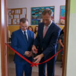 Otwarcie pracowni edukacyjnej w szkole podstawowej w Jaworzni, w gminie Piekoszów. Wstęgę przecinają Ryszard Gliwiński, prezes WFOŚiGW (z lewej) oraz Zbigniew Piątek, wójt Piekoszowa / Marcin Różyc / Radio Kielce