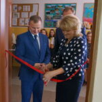 Otwarcie pracowni edukacyjnej w szkole podstawowej w Jaworzni, w gminie Piekoszów. Wstęgę przecinają Ryszard Gliwiński, prezes WFOŚiGW oraz dyrektor szkoły Małgorzata Czekaj. Z tyłu Zbigniew Piątek, wójt Piekoszowa / Marcin Różyc / Radio Kielce