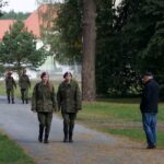 Kielce. Kilkudziesięciu uczniów z Zespołu Szkół Mechanicznych w Kielcach bierze udział w szkoleniu organizowanym w Centrum Przygotowań do Misji Zagranicznych / Marcin Różyc / Radio Kielce