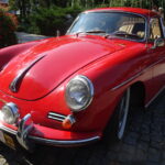 Jednym z przystanków w Rajdzie Zabytkowej Motoryzacji był Park Miejski w Pińczowie, gdzie zaprezentowano kilkadziesiąt zabytkowych modeli samochodów / Kamil Włosowicz / Radio Kielce