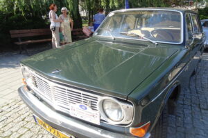 Jednym z przystanków w Rajdzie Zabytkowej Motoryzacji był Park Miejski w Pińczowie, gdzie zaprezentowano kilkadziesiąt zabytkowych modeli samochodów / Kamil Włosowicz / Radio Kielce