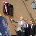 Tablicę pamiątkową poświęconą Przemysławowi Gosiewskiemu odsłoniła żona zmarłego parlamentarzysty, europoseł Beata Gosiewska. Na zdjęciu: europoseł Beata Gosiewska, prezes Stowarzyszenia dla Skalbmierza, Leszek Śmiech, wiceprezes stowarzyszenia Kazimierz Bartosik / Kamil Włosowicz / Radio Kielce