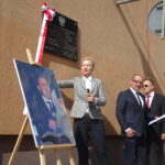 Skalbmierz. Tablicę pamiątkową poświęconą Przemysławowi Gosiewskiemu odsłoniła żona zmarłego parlamentarzysty, europoseł Beata Gosiewska. Na zdjęciu: europoseł Beata Gosiewska, prezes Stowarzyszenia dla Skalbmierza, Leszek Śmiech, wiceprezes stowarzyszenia Kazimierz Bartosik / Kamil Włosowicz / Radio Kielce