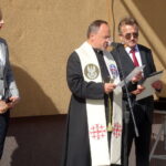 Tablicę pamiątkową poświęconą Przemysławowi Gosiewskiemu odsłoniła żona zmarłego parlamentarzysty, europoseł Beata Gosiewska (z lewej) / Kamil Włosowicz / Radio Kielce