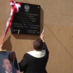 Tablicę pamiątkową poświęconą Przemysławowi Gosiewskiemu odsłoniła żona zmarłego parlamentarzysty, europoseł Beata Gosiewska / Kamil Włosowicz / Radio Kielce