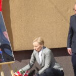 Tablicę pamiątkową poświęconą Przemysławowi Gosiewskiemu odsłoniła żona zmarłego parlamentarzysty, europoseł Beata Gosiewska / Kamil Włosowicz / Radio Kielce