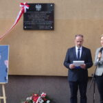 Tablicę pamiątkową poświęconą Przemysławowi Gosiewskiemu odsłoniła żona zmarłego parlamentarzysty, europoseł Beata Gosiewska / Kamil Włosowicz / Radio Kielce