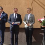 Tablicę pamiątkową poświęconą Przemysławowi Gosiewskiemu odsłoniła żona zmarłego parlamentarzysty, europoseł Beata Gosiewska / Kamil Włosowicz / Radio Kielce