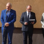 Tablicę pamiątkową poświęconą Przemysławowi Gosiewskiemu odsłoniła żona zmarłego parlamentarzysty, europoseł Beata Gosiewska / Kamil Włosowicz / Radio Kielce