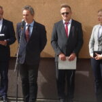 Tablicę pamiątkową poświęconą Przemysławowi Gosiewskiemu odsłoniła żona zmarłego parlamentarzysty, europoseł Beata Gosiewska / Kamil Włosowicz / Radio Kielce