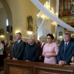 Bodzentyn. Uroczysta msza święta w intencji Ojczyzny w 79. rocznicę utworzenia Polskiego Państwa Podziemnego. Na zdjęciu (od lewej): Dariusz Świetlik - kandydat PiS na burmistrza Bodzentyna, Krzysztof Lipiec - poseł PiS, Barbara Czerwińska - kandydatka PiS w wyborach do sejmiku województwa, Mieczysław Gębski - radny sejmiku województwa / Michał Kita / Radio Kielce