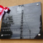 Tablicę pamiątkową poświęconą Przemysławowi Gosiewskiemu odsłoniła żona zmarłego parlamentarzysty, europoseł Beata Gosiewska. Na zdjęciu: europoseł Beata Gosiewska, prezes Stowarzyszenia dla Skalbmierza, Leszek Śmiech, wiceprezes stowarzyszenia Kazimierz Bartosik. / Kamil Włosowicz / Radio Kielce