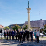 Bodzentyn. Uroczystości 79. rocznicy utworzenia Polskiego Państwa Podziemnego. Przed mikrofonem kandydat na burmistrza Bodzentyna Dariusz Świetlik  / Michał Kita / Radio Kielce