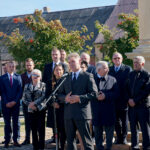 Bodzentyn. Uroczystości 79. rocznicy utworzenia Polskiego Państwa Podziemnego. Przed mikrofonem kandydat na burmistrza Bodzentyna Dariusz Świetlik  / Michał Kita / Radio Kielce