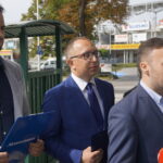 Koalicja Obywatelska zaprezentowała swoje pomysły na komunikację w Kielcach. Od lewej: Marek Kowalski, poseł Artur Gierada i Michał Piasecki / Michał Kita / Radio Kielce