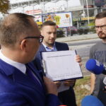 Koalicja Obywatelska zaprezentowała swoje pomysły na komunikację w Kielcach. Od lewej: poseł Artur Gierada i Michał Piasecki / Michał Kita / Radio Kielce