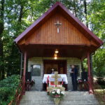 Odsłonięto obelisku poświęconego Polskiej Organizacji Wojskowej i mieszkańcom miejscowości, którzy sto lat temu stawili czynny opór żandarmerii austriackiej, dokonującej rekwizycji żywności / Emilia Sitarska / Radio Kielce