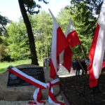 Odsłonięto obelisku poświęconego Polskiej Organizacji Wojskowej i mieszkańcom miejscowości, którzy sto lat temu stawili czynny opór żandarmerii austriackiej, dokonującej rekwizycji żywności / Emilia Sitarska / Radio Kielce