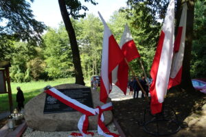 Odsłonięto obelisku poświęconego Polskiej Organizacji Wojskowej i mieszkańcom miejscowości, którzy sto lat temu stawili czynny opór żandarmerii austriackiej, dokonującej rekwizycji żywności / Emilia Sitarska / Radio Kielce