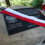 Odsłonięto obelisku poświęconego Polskiej Organizacji Wojskowej i mieszkańcom miejscowości, którzy sto lat temu stawili czynny opór żandarmerii austriackiej, dokonującej rekwizycji żywności / Emilia Sitarska / Radio Kielce