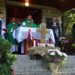 Odsłonięto obelisku poświęconego Polskiej Organizacji Wojskowej i mieszkańcom miejscowości, którzy sto lat temu stawili czynny opór żandarmerii austriackiej, dokonującej rekwizycji żywności / Emilia Sitarska / Radio Kielce